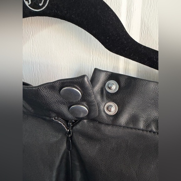 H&M Black 🖤  Size 10 Faux Leather Midi Skirt Women’s 🖤Back Zip & Snap Closure - Picture 5 of 13